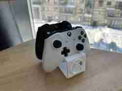 İki xbox kontrolcüsü için stand