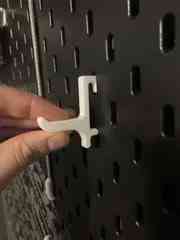 Sy's Peglock - Dewalt battery mount for pegboard