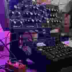 Dual Synth Stand – Elektron - Elektron Digitakt, Digitone, Syntakt, Octatrack, Analog Heat, MKI/MKII, Behringer - Neutron, Model D, Pro-1, K2, Wasp, 800, Cat, Model 15, Proton, SY-1, Moog - Mother-32, DFAM, Subharmonicon