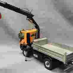 Electric folding loader crane with clamshell grab and pallet fork in 1:14 scale